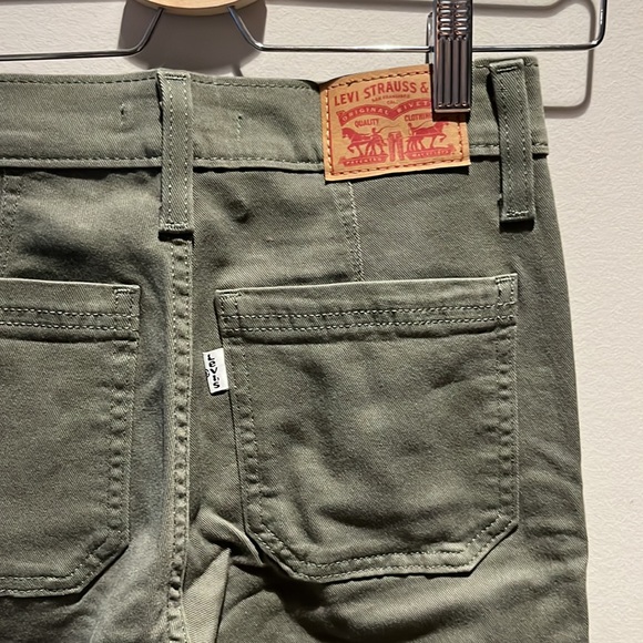 Levi’s 724 high rise straight crop cargo pants in olive green - Picture 5 of 6